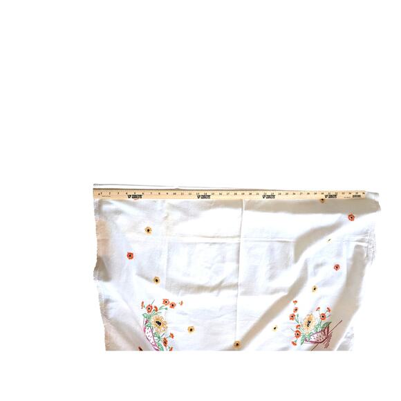 Vintage Hand Embroidered Crocheted Border 47" X 40" Tablecloth - Picture 7 of 10